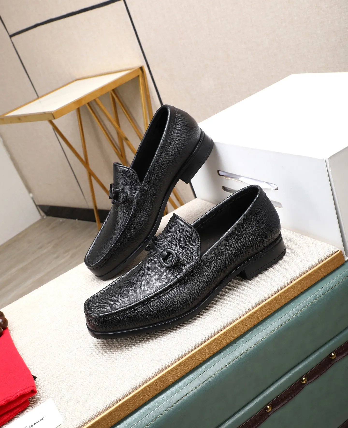 Men's clothing and shoes 💰700📛📛High-end goods! Salvatore Ferragamo is the world's top luxury footwear brand. It comes from Italy, the kingdom of fashion. It is famous all over the world for its traditional handmade design and novel styles... 🚶🏻🚶🏻 Top-quality suit shoes are sold simultaneously at the counter. This style is purely handmade. The fabric is imported Italian calfskin➕soft water-dyed cowhide lining. Specially available with original deep rubber outsole🌀🌀Size: 38➖44